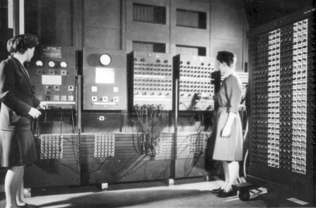 Betty Jean Jennings Bartik y Frances Bilas Spence usando ENIAC